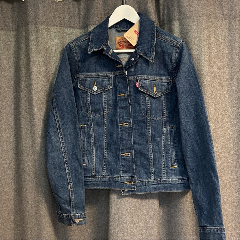 New with tags Levi's Dark Blue Denim Trucker Jacket
